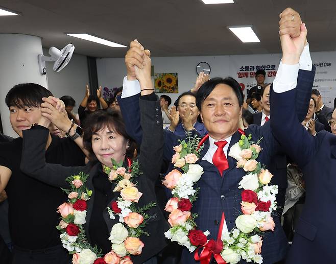 박용철 국민의힘 강화군수 보궐선거 후보가 16일 오후 인천 강화군 강화읍에 마련된 선거사무소에서 당선이 확실시되자 환호하고 있다. /뉴시스