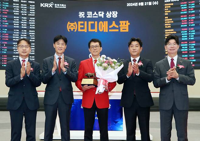 티디에스팜이 2024년 8월 21일 한국거래소 코스닥시장에 상장했다.  한국거래소 서울사옥에서 열린 상장 기념식에서 왼쪽부터 김대영 한국IR협의회 부회장, 민경욱 한국거래소 코스닥시장본부장, 김준철 (주)티디에스팜 대표이사, 최신호 한국투자증권 IB1본부장, 김준만 코스닥협회 상무가 기념촬영을 하고 있다. /한국거래소