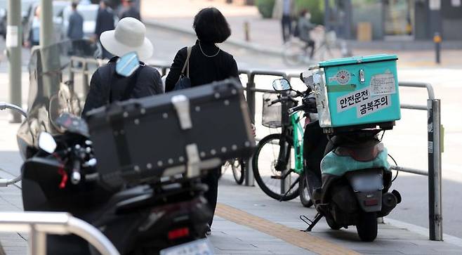 서울 시내에 배달 오토바이가 세워져 있다.ⓒ뉴시스