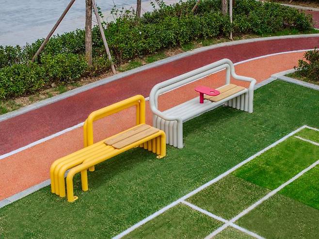 현대건설의 올림픽파크포레온 단지에 서울시 펀디자인 벤치가 설치돼 있다.ⓒ현대건설