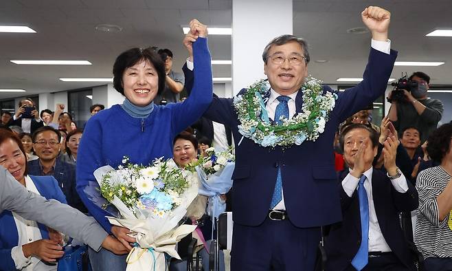 서울시교육감 보궐선거일인 16일 오후 정근식 후보가 서울 마포구에 마련된 사무실에서 당선이 확실시되자 부인 은영 씨와 기뻐하고 있다. 연합뉴스