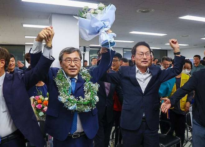 정근식 서울시교육감 후보(왼쪽)가 16일 오후 서울 마포구에 마련된 선거사무실에서 당선이 확실시되자 조희연 전 교육감과 함께 환호하고 있다. 연합뉴스