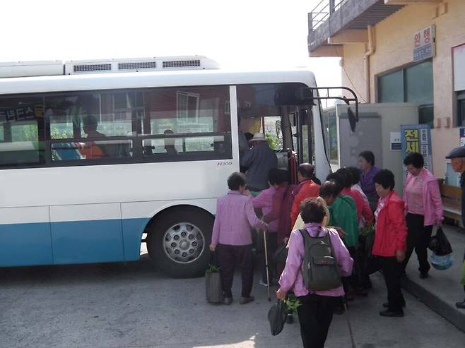 한 시골 마을의 노인들이 오일장을 본 뒤 버스에 올라타고 있다. 정대하 선임기자