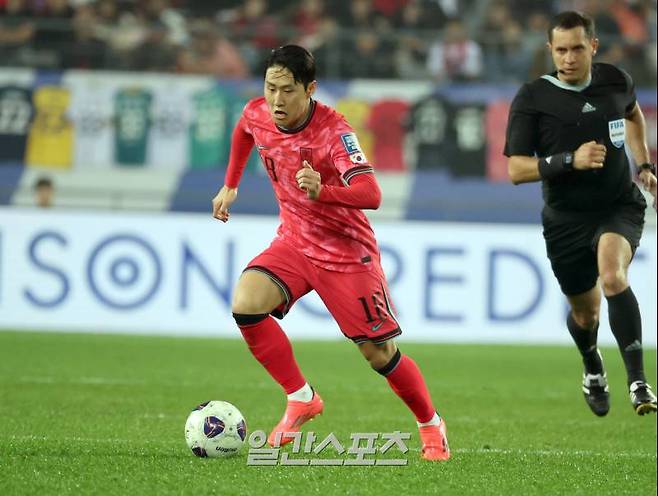 홍명보 감독이 이끄는 한국 축구대표팀이 15일 오후 용인미르스타디움에서 2026 북중미 월드컵 아시아지역 3차예선 이라크와 경기를 펼쳤다. 이강인이 이라크 수비를 따돌리고 돌파하고있다. 용인=정시종 기자 capa@edaily.co.kr /2024.10.15.