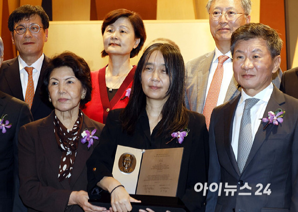 한국인 최초로 노벨문학상을 수상한 한강 작가가 17일 서울 강남구 아이파크타워에서 열린 제18회 포니정 혁신상 시상식에서 참석자들과 기념사진을 촬영하고있다. [사진=사진공동취재단]