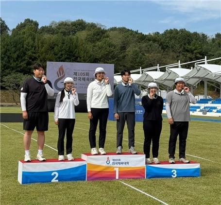 부산도시공사 여자 양궁팀 선수들이 일반부 혼성 단체경기에서 금메달을 휙득하고 기념촬영을 하고 있다. [사진=부산도시공사]