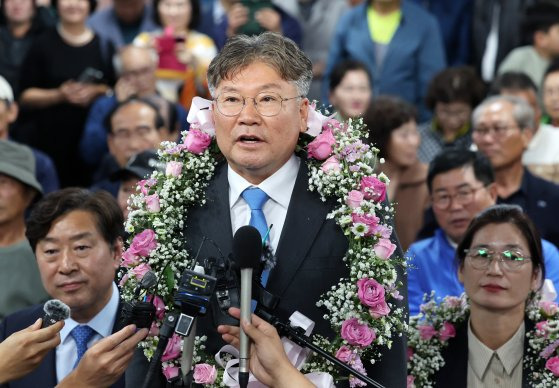 10·16 재·보궐선거가 실시된 16일 오후 전남 영광군수 재선거에서 당선이 확실시된 더불어민주당 장세일 후보가 인터뷰하고 있다. 연합뉴스