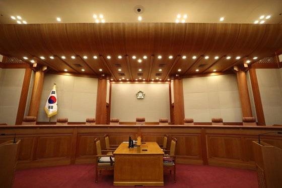 서울 종로구 헌법재판소 대심판정에 놓인 재판관 의자가 비어 있다. 연합뉴스