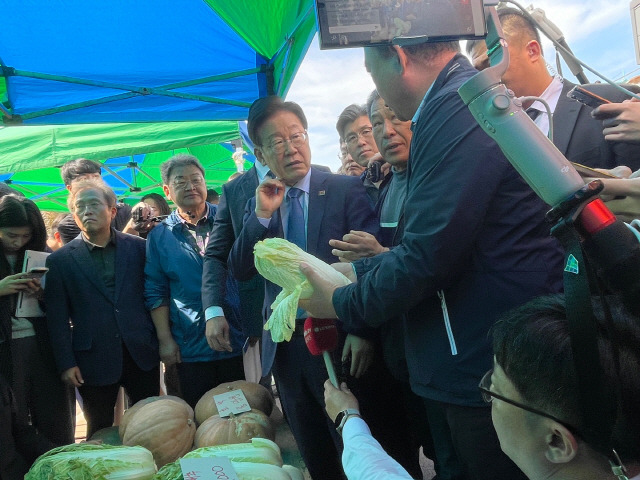 ▲ 더불어민주당 이재명 대표가 17일 평창 봉평재래시장을 찾아 금배추값 안정화를 위한 상인들의 의견을 청취하고 있다. 이정호