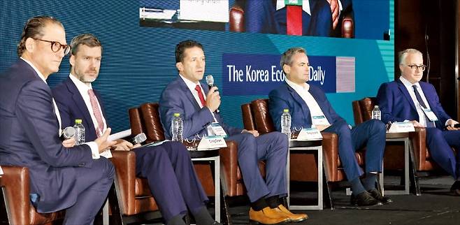 < “유럽·북미 데이터센터 수요 폭발” >  ‘ASK 2024 글로벌 대체투자 콘퍼런스’가 17일 서울 여의도 콘래드호텔에서 열렸다. 롭 페티 피에라캐피털 최고경영자(왼쪽부터), 커크 린스드롬 라운드힐캐피털 공동 최고투자책임자, 크레이그 오람 라살인베스트먼트매니지먼트 대표 겸 펀드매니저, 그레그 하이랜드 CBRE 아시아·태평양 자본시장 책임자, 숀 리스 누빈자산운용 최고투자책임자 등이 좌담하고 있다.   /임대철 기자