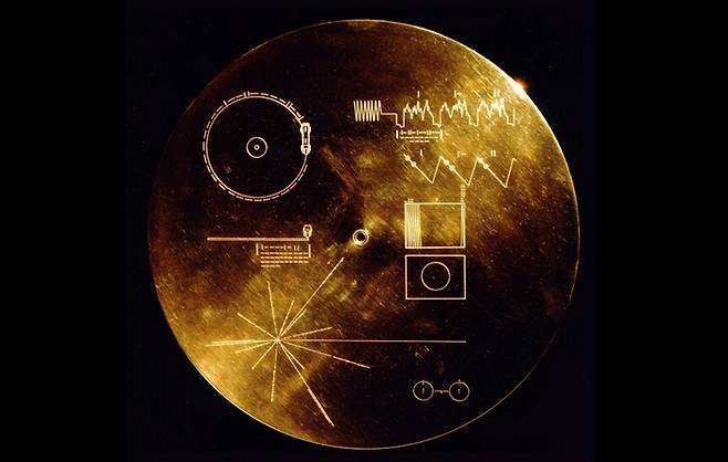 보이저 2호 동체 겉면에 붙어 있는 골든 레코드. 지구의 위치 등에 관한 간단한 정보가 표기돼 있고, 내부에는 지구에서 발생하는 각종 소리와 인간의 일상을 닮은 정보가 내장돼 있다. 미국항공우주국(NASA) 제공
