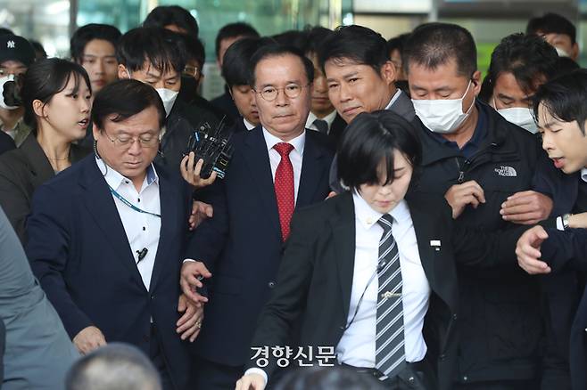 이태원 참사를 부실 대응해 업무상 과실치사로 기소된 김광호 전 서울경찰청장이 17일 서울 마포구 서울서부지법에서 열린 1심 선고 공판에서 무죄를 선고 받은 뒤 법원을 나서고 있다. 한수빈 기자