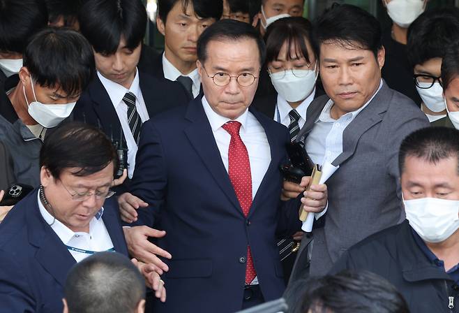 Former chief of Seoul Metropolitan Police Agency Kim Kwang-ho leaves Seoul Western District Court on Thursday after being acquitted of his charges over the deadly 2022 crowd crush at Itaewon in Yongsan-gu, central Seoul. (Yonhap)