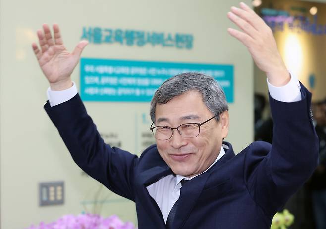 Seoul's new education chief, Jung Geun-sik, arrives for his first day at the Seoul Metropolitan Office of Education in Jongno-gu, Seoul, on Thursday. (Im Se-jun/ The Korea Herald)