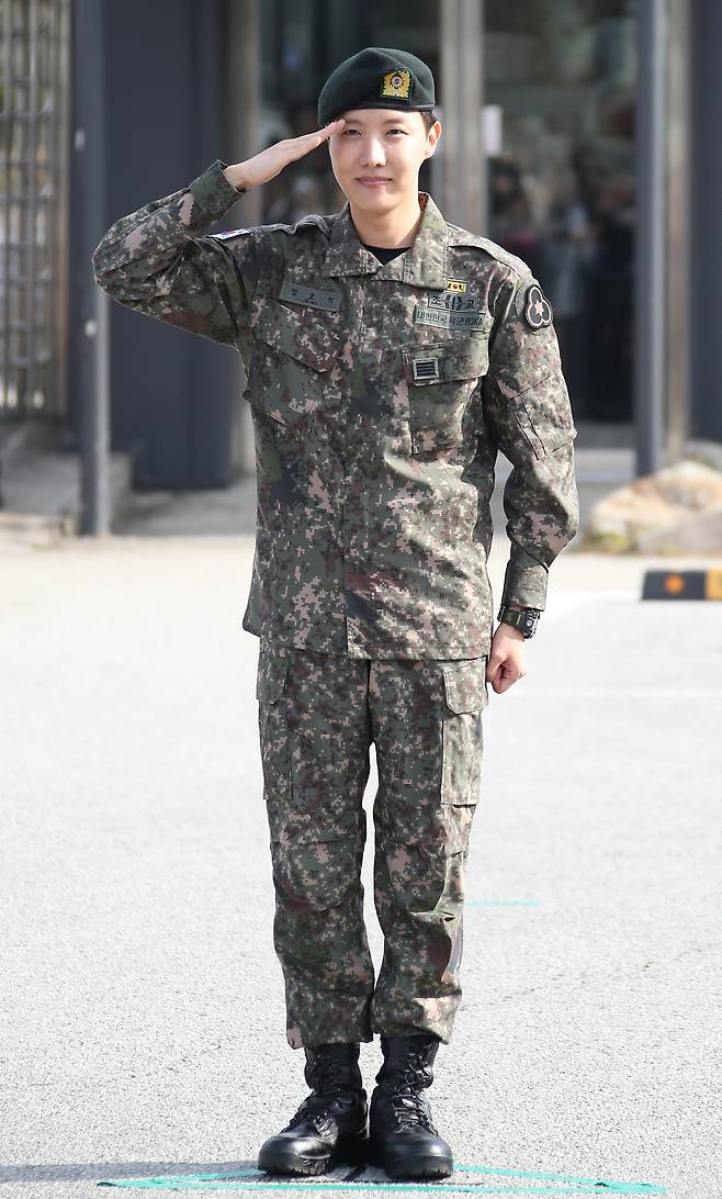 BTS's J-Hope salutes to reporters and fans after finishing his mandatory military duty on Oct. 17 at his base camp in Wonju, Gangwon. [NEWS1]