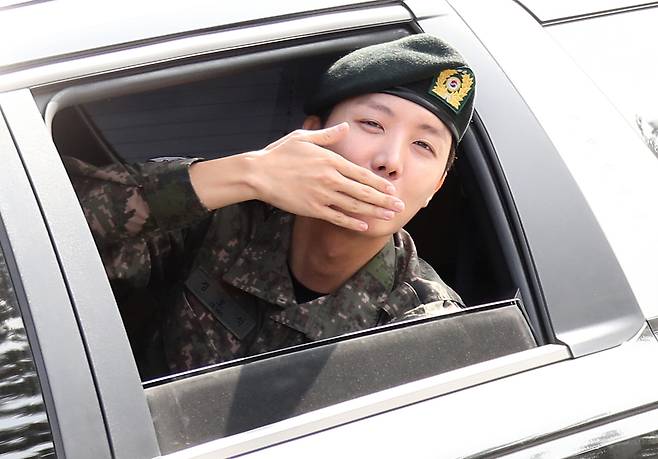 J-Hope of boy band BTS blows kisses to fans as he leaves his base camp in Wonju, Gangwon, after finishing his mandatory military duty on Oct. 17. [NEWS1]