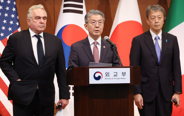 김홍균 외교부 1차관이 16일 오후 정부서울청사 별관 외교부에서 대북제재 관련 대외 발표를 하고 있다. 연합뉴스