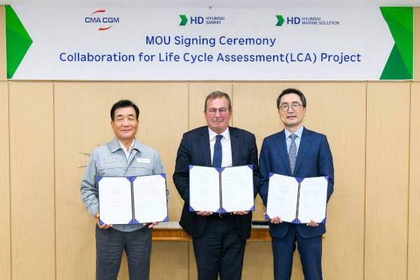 신현대 HD현대삼호 대표(왼쪽 첫번째)와 CMA-CGM 자비에 르클레르크 부사장(가운데), 김정혁 HD현대마린솔루션 상무가 ‘LCA(환경전과정평가) 산출을 위한 업무협약’을 맺은 뒤 기념사진을 찍고 있다. HD현대 제공