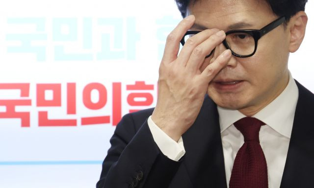 한동훈 국민의힘 대표가 17일 국회 의원회관에서 열린 전국 광역의원 연수 행사를 마치고 나와 취재진의 질문에 답하고 있다. 연합뉴스