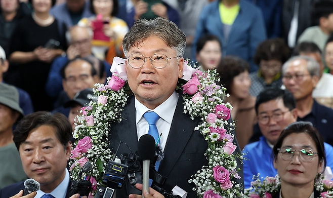 10ㆍ16 재ㆍ보궐선거가 실시된 16일 오후 전남 영광군수 재선거에서 당선이 확실시 된 더불어민주당 장세일 후보가 인터뷰하고 있다. / 사진=연합뉴스