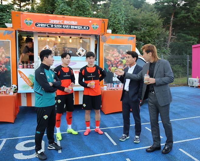 강원 FC 훈련장을 깜짝 방문한 김진태 구단주(사진 맨 오른쪽에서 두 번째). 사진=강원 FC