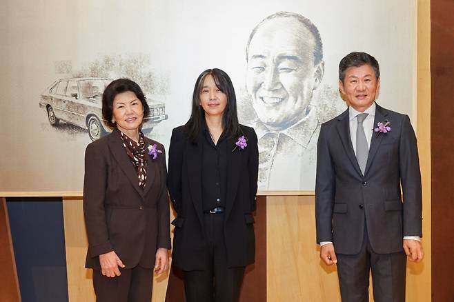 10월 17일, 포니정재단은 서울 강남구 삼성동 아이파크타워에 있는 포니정홀에서 ‘제18회 포니정 혁신상’ 시상식을 개최하고 올해 수상자로 한강 작가를 선정했다.   한강 작가(가운데)가 故 정세영 HDC그룹(前 현대산업개발) 명예회장의 부인 박영자 여사(왼쪽)와 정몽규 포니정재단 이사장과 17일 강남구 현대아이파크타워에서 열린 제18회 포니정 혁신상 시상식에서 기념촬영하고 있다./사진=HDC현대산업개발