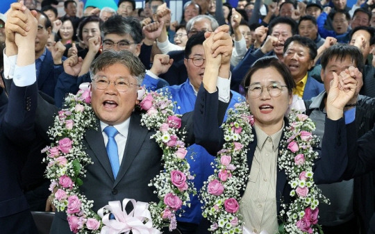 10·16 재·보궐선거가 실시된 16일 오후 전남 영광군수 재선거에서 당선이 확실시된 더불어민주당 장세일 후보가 배우자 정수미 씨와 영광읍 선거사무소에서 지지자에게 인사하고 있다. 연합뉴스