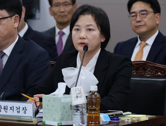 정유미 창원지검장이 17일 대구지검 신관 7층에서 열린 국회 법제사법위원회의 대구고검, 대전고검 등 지역 고등·지방검찰청 13곳에 대한 국정감사에서 답변하고 있다. 연합뉴스