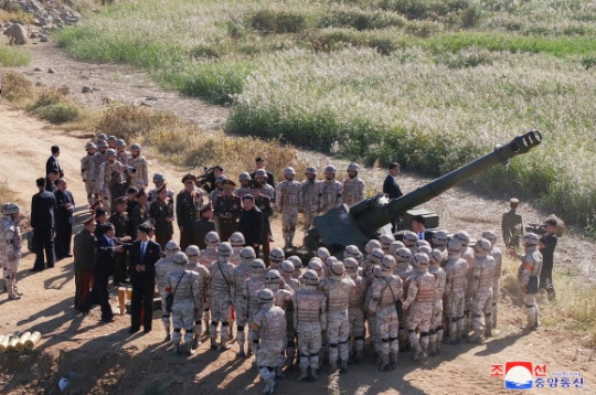 김정은 북한 국무위원장이 오진우 포병종합군관학교 제75기 졸업생들의 포실탄사격훈련을 현지지도했다고 조선중앙통신이 6일 보도했다. 조선중앙통신 연합뉴스