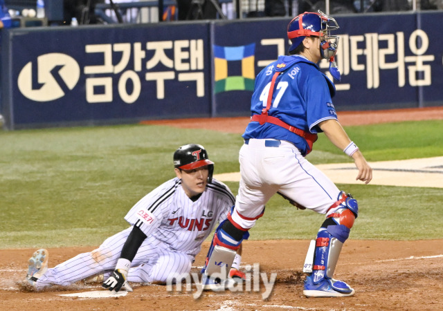 LG 박동원이 17일 오후 서울 잠실야구장에서 진행된 '2024 프로야구 KBO리그 포스트시즌' 플레이오프 3차전 LG트윈스와 삼성라이온즈의 경기 5회말 1사 1,3루서 홍창기의 희생타때 홈을 밟고 있다./잠실=송일섭 기자 andlyu@mydaily.co.kr