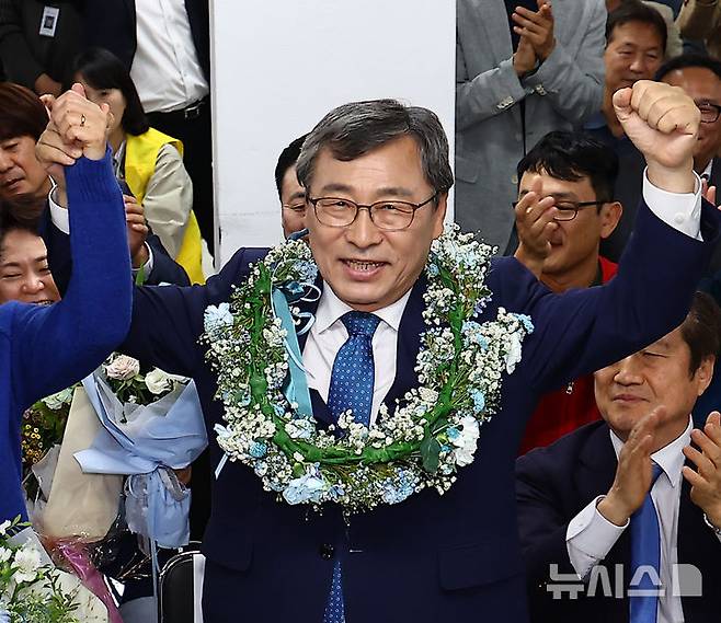 [서울=뉴시스] 김근수 기자 = 정근식 서울시교육감 보궐선거 후보가 지난 16일 오후 서울 마포구 후보자 사무실에서 당선이 확실시되자 당선 세리머니를 하고 있다.  2024.10.16. ks@newsis.com