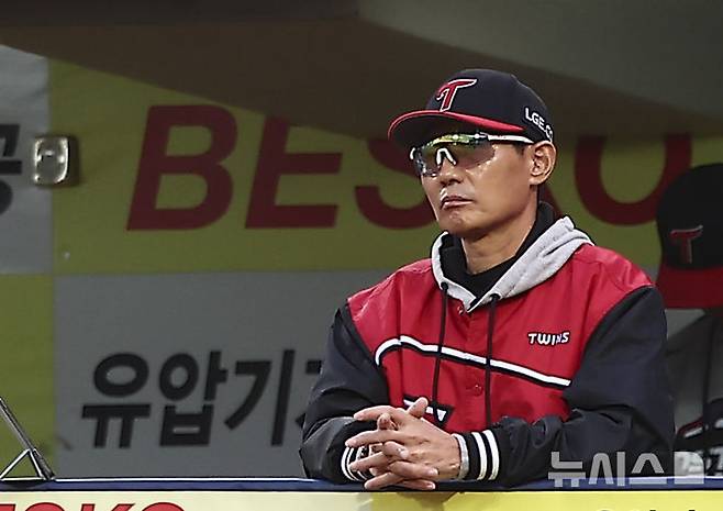 [대구=뉴시스] 김근수 기자 = 13일 오후 대구 수성구 삼성라이온즈파크에서 열린 2024 KBO 포스트시즌 플레이오프 1차전 LG 트윈스와 삼성 라이온즈의 경기에서 LG 염경엽 감독이 경기를 지켜보고 있다. 2024.10.13. ks@newsis.com