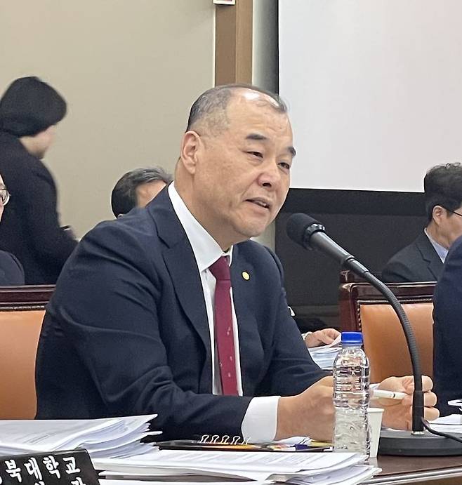 질의에 답변 중인 홍원화 경북대 총장   *재판매 및 DB 금지