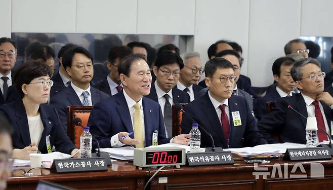 [울산=뉴시스] 박수지 기자 = 이상훈 한국에너지공단 이사장은 17일 울산 석유공사 본사에서 열린 국회 산업통상자원중소벤처기업위원회 국정감사에서 의원들의 질문을 경청하고 있다. 2024.10.17. parksj@newsis.com