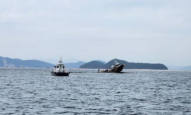 [통영=뉴시스] 신정철 기자= 17일 오전 9시40분께 경남 통영시 용남면 지도 인근 해상에서 등부표 점검업무를 하던 9t급 A호(승선원 3명)가 좌초됐다. 사진은 통영해양경찰서가 연안구조정, 경비함정 등을 급파해 A호를 구조하고 있는 모습.(사진=통영해경 제공).2024.10.17. photo@newsis.com *재판매 및 DB 금지