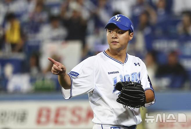 [대구=뉴시스] 김근수 기자 = 15일 오후 대구 수성구 삼성라이온즈파크에서 열린 2024 KBO 포스트시즌 플레이오프 2차전 LG 트윈스와 삼성 라이온즈의 경기, 7회초 2사 주자 2,3루 상황에서 삼성 두번째 투수 김윤수가 무실점으로 이닝을 종료한 뒤 기뻐하고 있다. 2024.10.15. ks@newsis.com