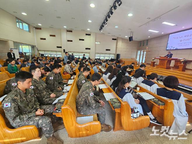 광림교회(김정석 목사)가 17일 최전방 부대를 비롯해 6개 부대를 방문해 한반도 평화와 통일을 염원하는 제26회 통일성취기도회를 가졌다. 사진은 경기도 파주시 적성면 25사단 행복상승교회에서 진행된 기도회 모습. 송주열 기자