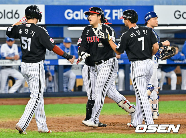 [OSEN=대구, 박준형 기자] 15일 대구 삼성라이온즈파크에서 2024 신한 SOL뱅크 KBO 포스트시즌 플레이오프 삼성 라이온즈와 LG 트윈스의 2차전 경기가 진행됐다홈팀 삼성은 원태인을 선발로, 방문팀 LG는 손주영을 선발로 내세웠다.9회초 2사 1,2루 LG 김현수가 3점 홈런을 날리고 홈을 밟고 있다.    2024.10.15 / soul1014@osen.co.kr