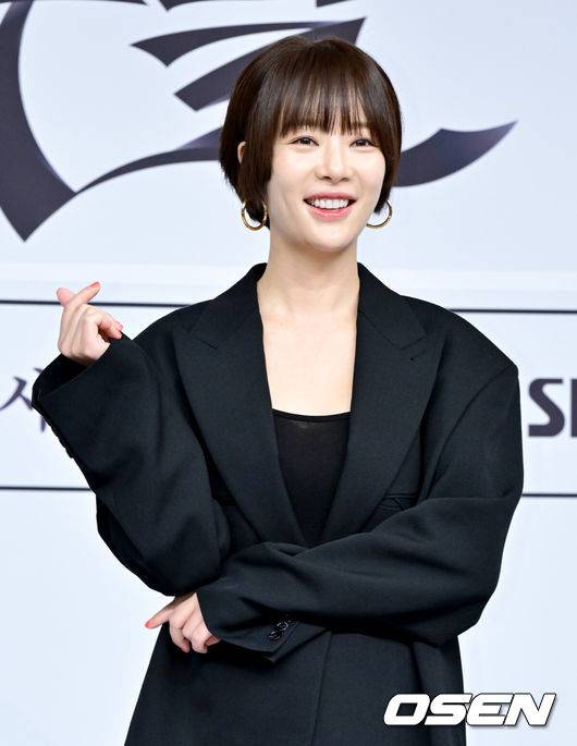 [OSEN=조은정 기자]SBS ‘7인의 부활’ 제작발표회가 27일 오후 서울 양천구 SBS에서 열렸다.오는&nbsp;29일&nbsp;첫 방송되는&nbsp;SBS&nbsp;새 금토드라마&nbsp;‘7인의 부활’(연출 오준혁·오송희,&nbsp;극본 김순옥)은 리셋된 복수의 판,&nbsp;다시 태어난&nbsp;7인의 처절하고도 강렬한 공조를 그린다.&nbsp;배우 황정음이 포즈를 취하고 있다. 2024.03.27 / cej@osen.co.kr