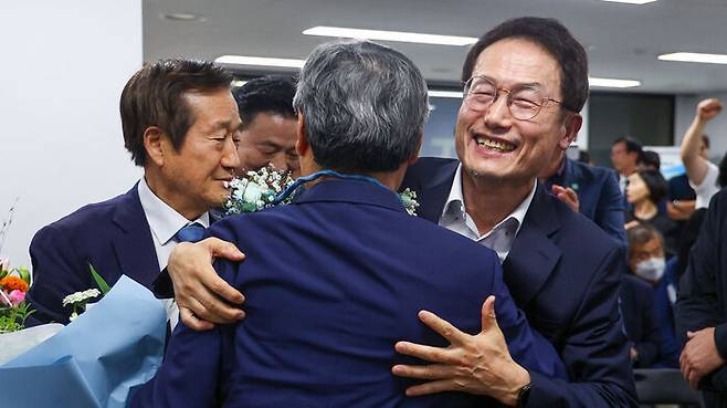 정근식 서울시교육감 후보가 16일 오후 서울 마포구에 마련된 선거사무실에서 당선이 확실해진 뒤 조희연 전 교육감의 축하를 받고 있다. (사진=연합뉴스)