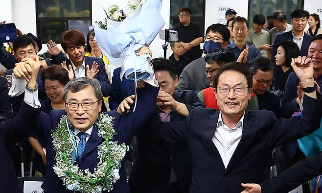 정근식 서울시교육감 보궐선거 후보가 16일 오후 서울 마포구 후보자 사무실에서 당선이 확실시되자 조희연 전 서울시교육감과 환호하고 있다. 뉴시스