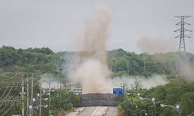 지난 15일 합동참모본부가 공개한 북한의 남북 연결도로 폭파 모습. 뉴스1