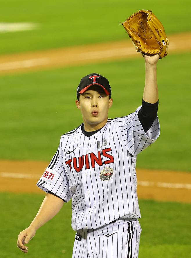 17일 서울 송파구 잠실야구장에서 열린 2024 KBO 포스트시즌 플레이오프 3차전 삼성 라이온즈와 LG 트윈스의 경기, 6회 초 LG 선발 임찬규가 교체되며 관중들을 향해 인사하고 있다. 뉴시스