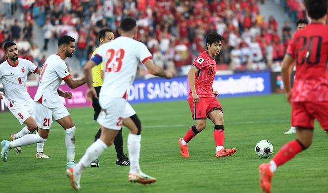 ▲ 축구대표팀에 합류해 요르단전에 나섰던 엄지성이 6주 진단을 받았다. 왼쪽 무릎을 다쳐 이라크전을 앞두고 스완지시티로 돌아갔다. ⓒ연합뉴스