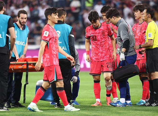 ▲ 축구대표팀에 합류해 요르단전에 나섰던 엄지성이 6주 진단을 받았다. 왼쪽 무릎을 다쳐 이라크전을 앞두고 스완지시티로 돌아갔다. ⓒ연합뉴스