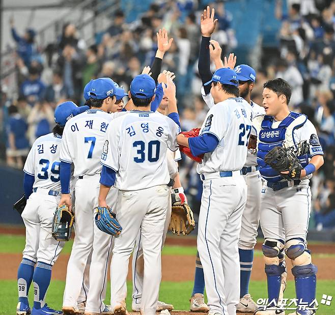 15일 오후 대구삼성라이온즈파크에서 열린 '2024 신한 SOL Bank KBO 포스트시즌' LG 트윈스와 삼성 라이온즈의 플레이오프 2차전 경기, 삼성이 선발 원태인의 호투와 5방의 홈런을 터뜨리며 LG에 10:5 승리를 거두며 한국시리즈행을 눈앞에 뒀다.  이날 경기에서 승리한 삼성 선수들이 기뻐하고 있다. 엑스포츠뉴스 DB