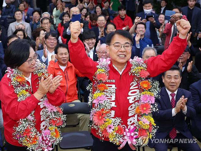 금정서 꽃다발 목에 건 국민의힘 윤일현 (부산=연합뉴스) 손형주 기자 = 윤일현 국민의힘 금정구청장 보궐선거 후보가 16일 오후 부산 금정구 선거사무소에서 당선이 유력해지자 꽃다발을 목에 걸고 환호하고 있다. 2024.10.16 handbrother@yna.co.kr