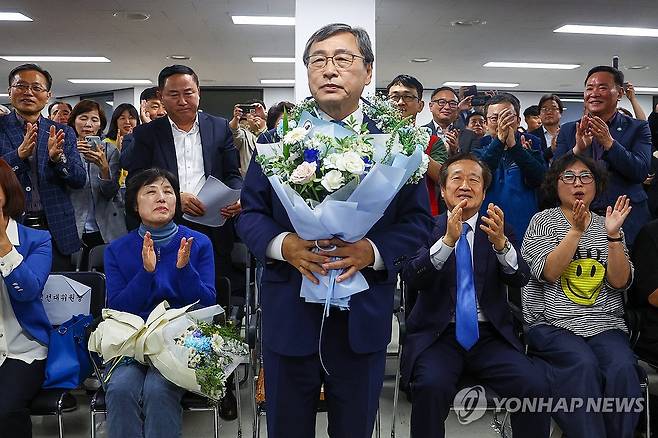 꽃다발 받은 정근식 후보 (서울=연합뉴스) 서대연 기자 = 서울시교육감 보궐선거일인 16일 오후 정근식 후보가 서울 마포구에 마련된 사무실에서 당선이 확실시되자 꽃목걸이와 꽃다발을 받은 뒤 기념촬영을 하고 있다. 2024.10.16 dwise@yna.co.kr