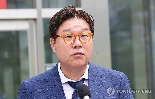 입장 밝히는 김성태 (수원=연합뉴스) 권준우 기자 = 5개 비상장회사 자금 500억원대 횡령 및 800만 달러 대북송금 혐의 등으로 기소돼 1심에서 징역 2년 6월의 실형과 징역 1년에 집행유예 2년을 각각 선고받은 김성태 쌍방울 그룹 전 회장이 12일 오후 선고 공판이 열린 경기도 수원시 영통구 수원지방법원을 빠져나와 취재진의 질문에 답하고 있다. 2024.7.12 stop@yna.co.kr