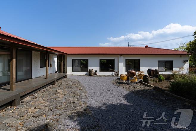 제주 서귀포시 표선면에 있는 '하천 바람집 안거리'. 영화배우 류승룡 씨가 주주로서 리모델링 작업에 참여했다.(다자요 제공)